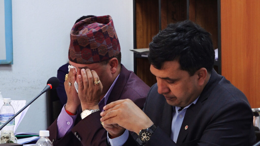 सदस्य सचिव थापाले रुँदै भने : ‘जलहरीमा भ्रष्टाचार भए मृत्युदण्ड भोग्न तयार छु’