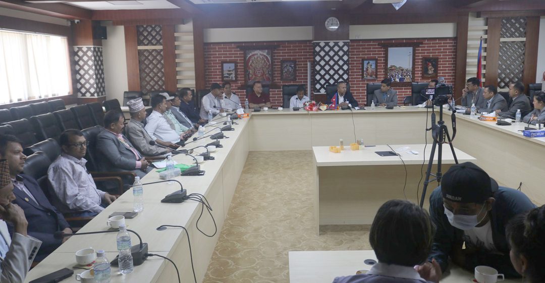 नव नियुक्त श्रम सचिव भण्डारीलाई ब्यवसायी संघको ज्ञापनपत्र