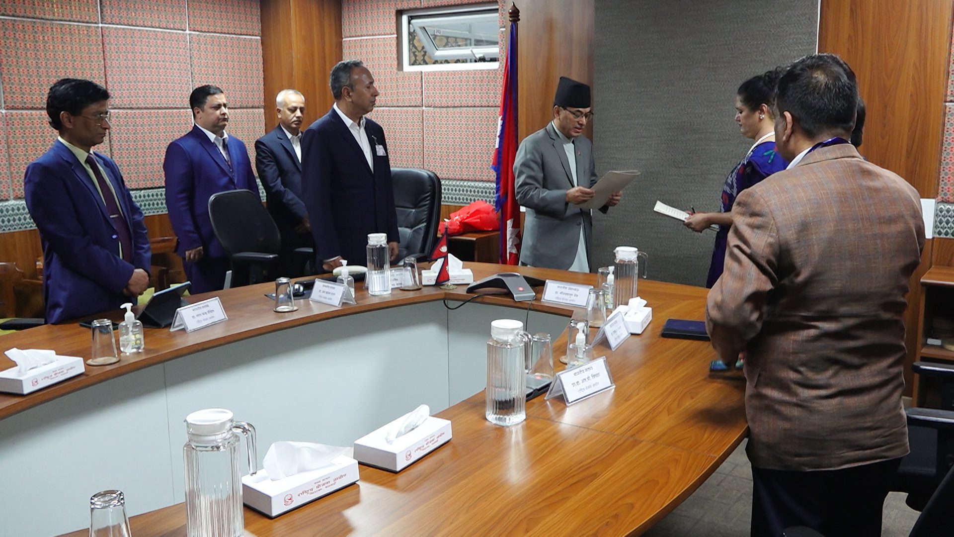 राष्ट्रिय योजना आयोगले पायो पूर्णता, महिला सदस्य ढुंगानाले लिइन सपथ