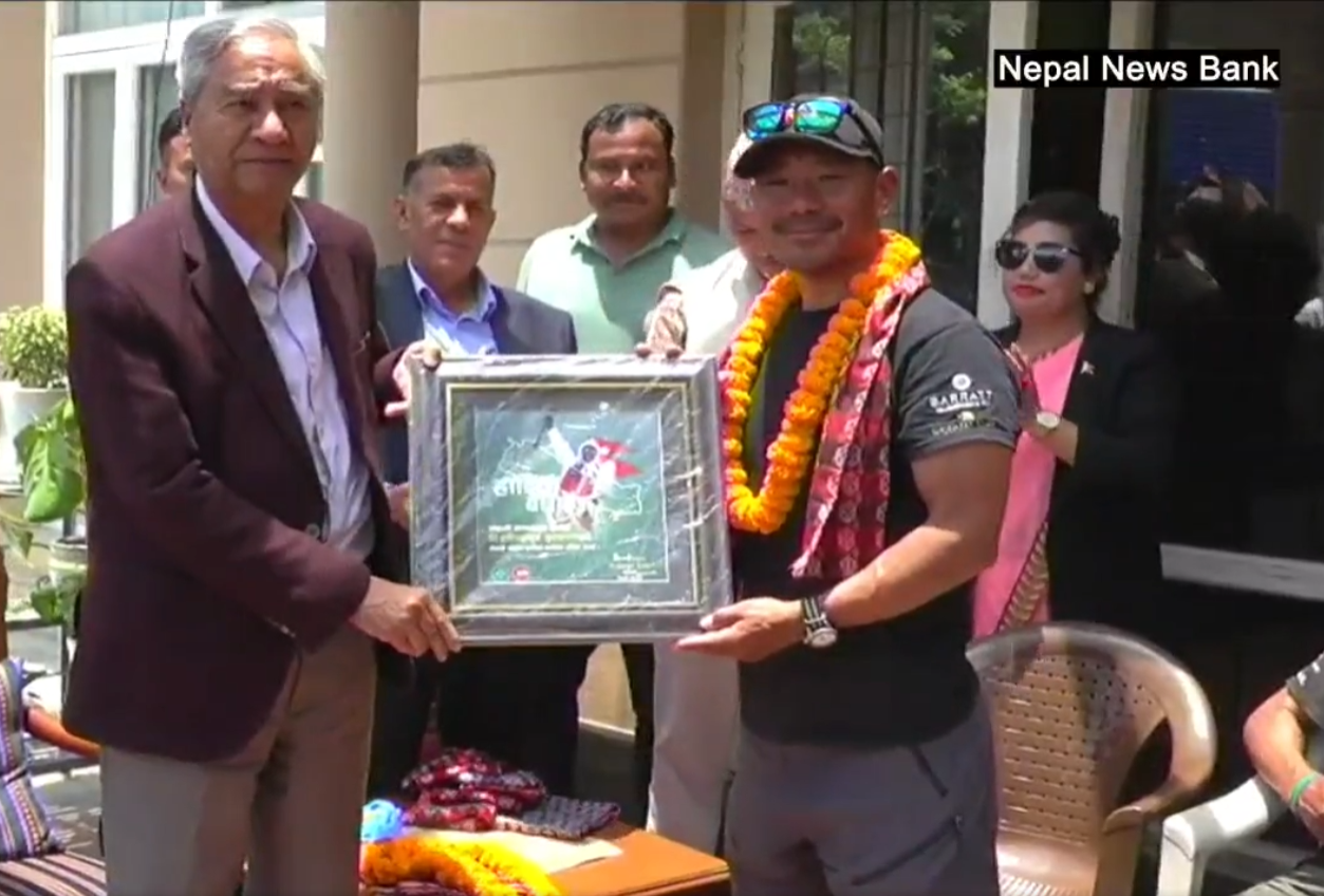 सगरमाथाका कीर्तिमानी आरोही हरि बूढामगरलाई कांग्रेसले गर्यो सम्मान