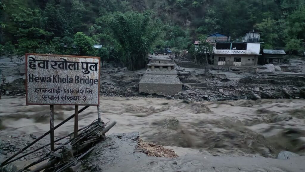 सङ्खुवासभाको हेवाखेलामा आएको बाढीले सात घर बगायो, हाइड्रोपावरका १७ मजदुर सम्पर्कविहीन