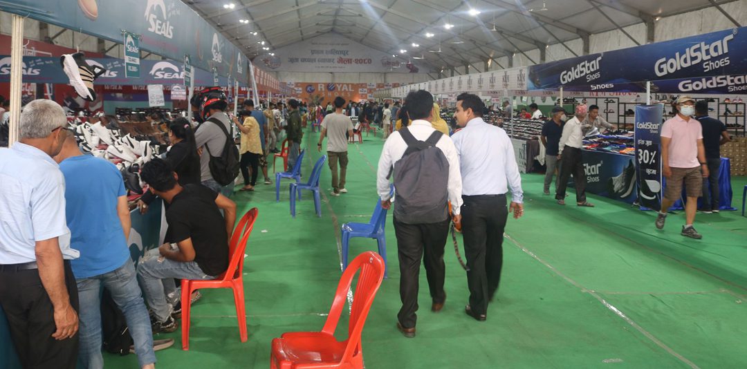 ललितपुर जुत्ताचप्पल मेलामा उपभोक्ताको क्रेज, १० ब्राण्डका ५ हजारभन्दा बढी डिजाइन उपलब्ध