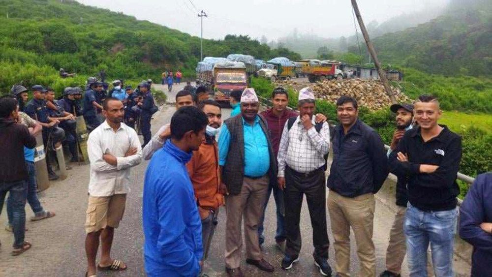 काठमाडौ उपत्यकाबाट फोहोर बोकेर गएका गाडीमाथि बञ्चरेडाँडामा अवरोध