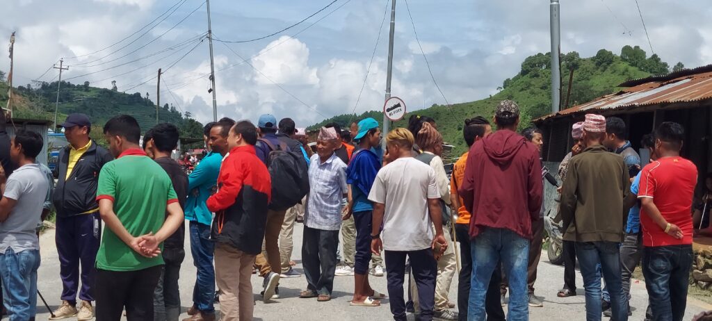 सर्वोच्चको आदेशपछि पनि फोहोर फाल्न स्थानीयको अवरोध, ११ बजे सर्वदलीय छलफल हुँदै