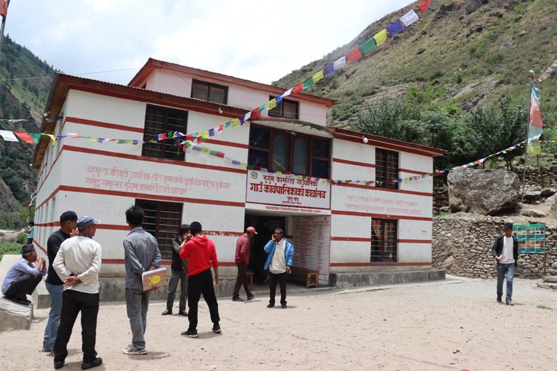 गाउँगाउँमा सिंहदरबार : ईन्टरनेट सेवा नहुँदा १ दिन पैदल हिडेर सेवा लिदै मुगुवासी