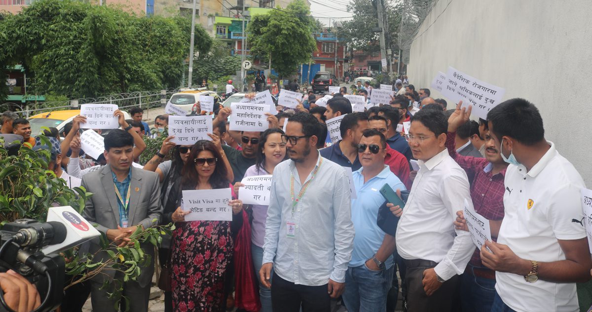 विदेश उडन लागेका श्रमिक फर्काइएको विरोधमा वैदेशिक रोजगार व्यवसायीले घेरे अध्यागमन विभाग (फोटोफिचर)
