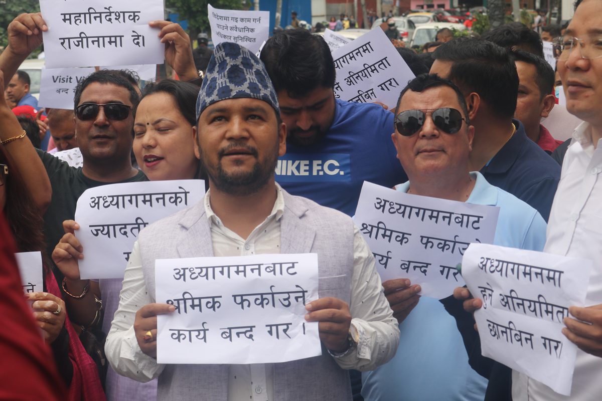 विदेश उडन लागेका श्रमिक फर्काइएको विरोधमा वैदेशिक रोजगार व्यवसायीले घेरे अध्यागमन विभाग (फोटोफिचर)