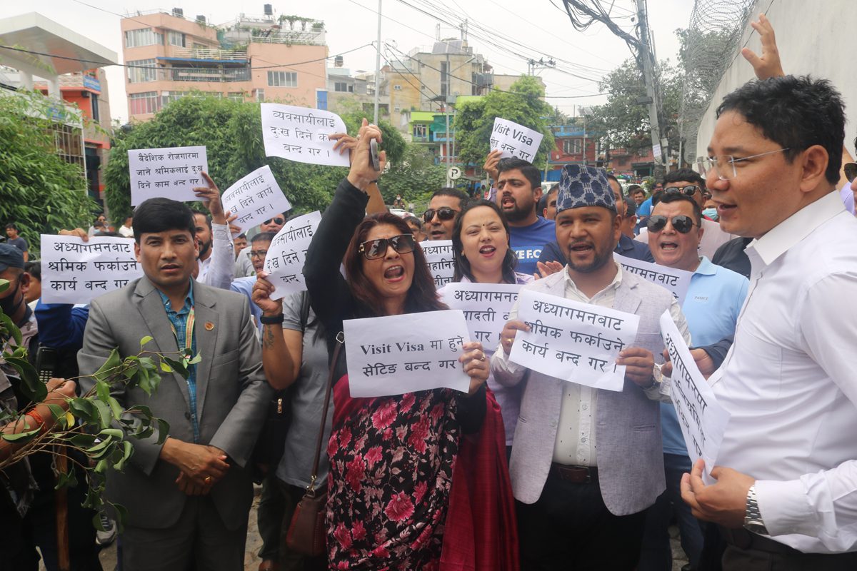 विदेश उडन लागेका श्रमिक फर्काइएको विरोधमा वैदेशिक रोजगार व्यवसायीले घेरे अध्यागमन विभाग (फोटोफिचर)