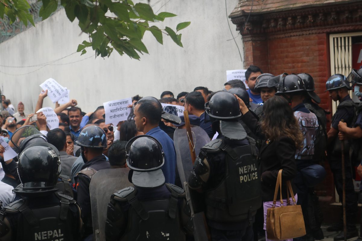 विदेश उडन लागेका श्रमिक फर्काइएको विरोधमा वैदेशिक रोजगार व्यवसायीले घेरे अध्यागमन विभाग (फोटोफिचर)