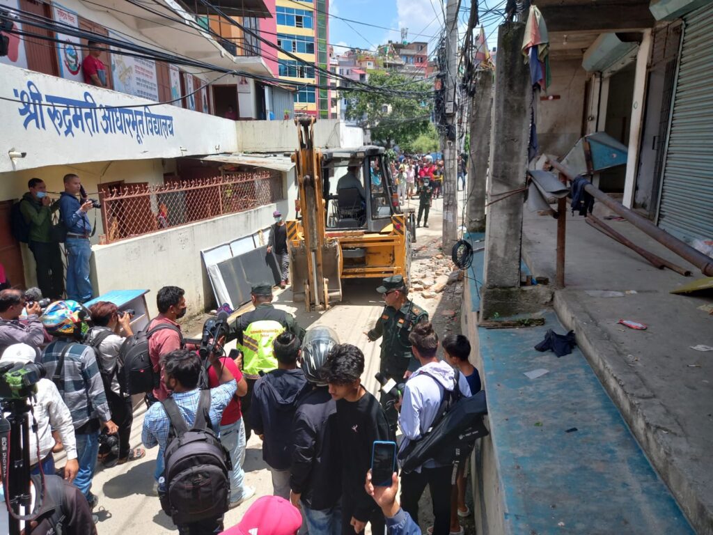 काठमाडौँ महानगरले भत्कायो अनामनगरमा रहेको भद्रकुमारी घले सेवा सदन
