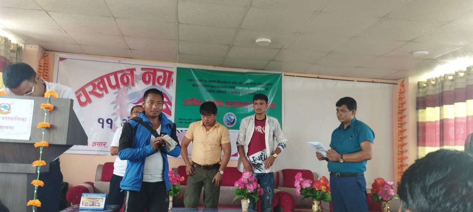 संखुवासभा समाज कतारको बाढीपीडित ५ परिवारलाई आर्थिक सहयोग