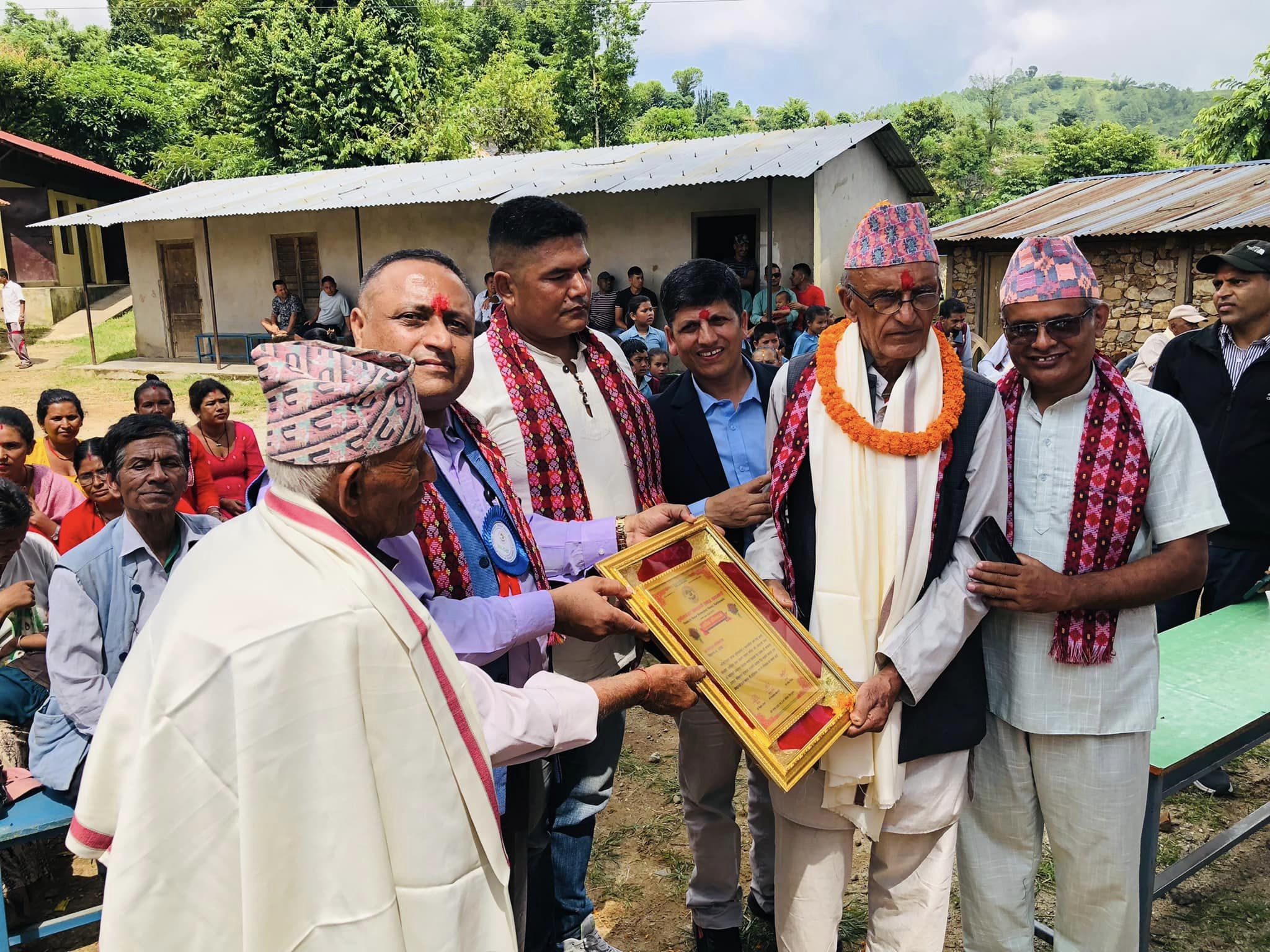 सुनौलाबजार नेवारपानी समाजद्वारा विद्यार्थीलाई शैक्षिक सामाग्री वितरण तथा अभिनन्दन