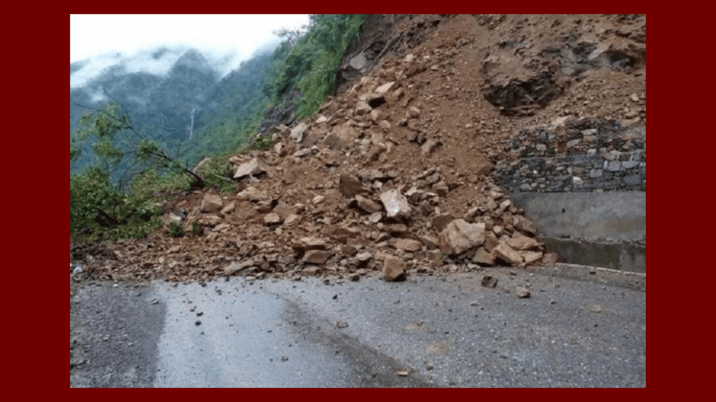 अबिरल वर्षाका कारण सालझण्डी–ढोरपाटन सडक अवरुद्ध