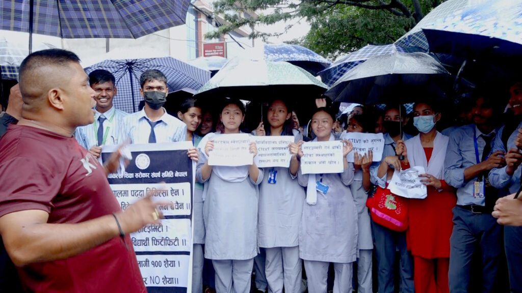 नर्सिङ कलेज सञ्चालकदेखि नर्सहरु शिक्षण संस्था बन्द गरेर प्रर्दशनमा