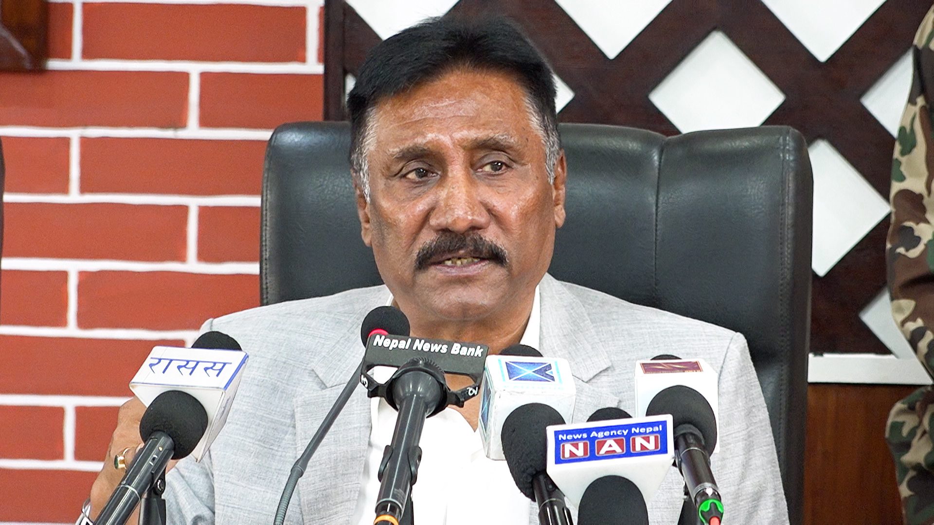 सुशासनको प्रतिवद्धतालाई पूर्णता दिन सेवा प्रवाहलाई छिटो छरितो बनाउन आवश्यक : श्रममन्त्री भण्डारी