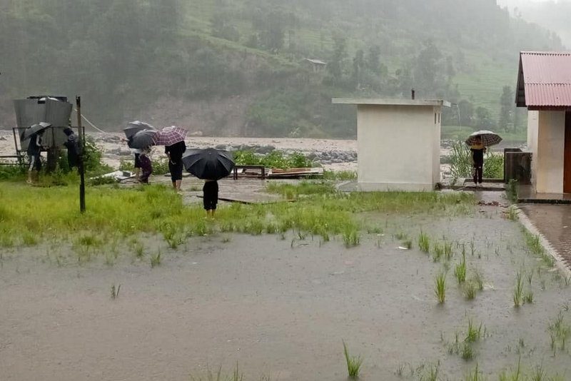 हेलम्बुको ग्याल्थुममा मेलम्ची नदीमा आएको बाढीले विद्यालय भवन बगायो