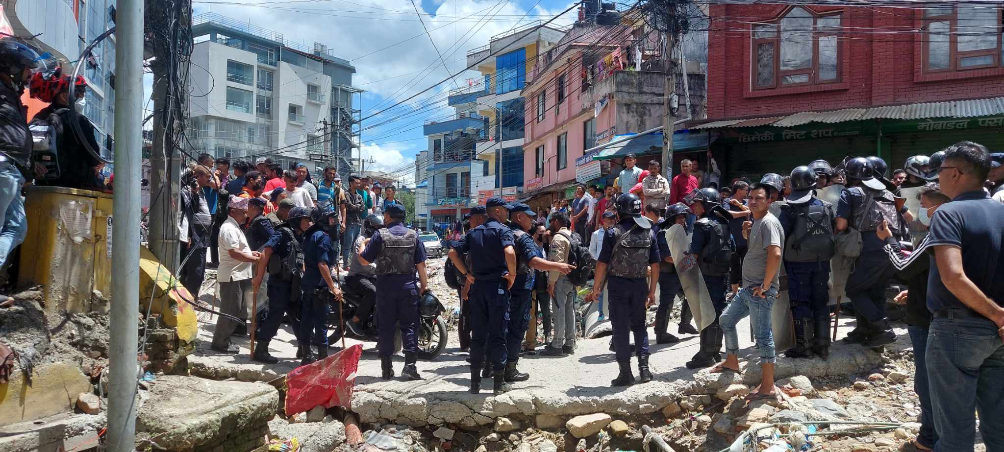 कपनमा काठमाडौं महानगरको डोजर पुगेपछि स्थानीयवासी आन्दोलित