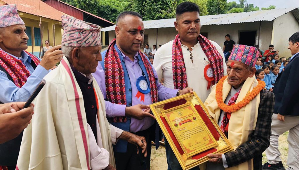 सुनौलाबजार नेवारपानी समाजद्वारा विद्यार्थीलाई शैक्षिक सामाग्री वितरण तथा अभिनन्दन