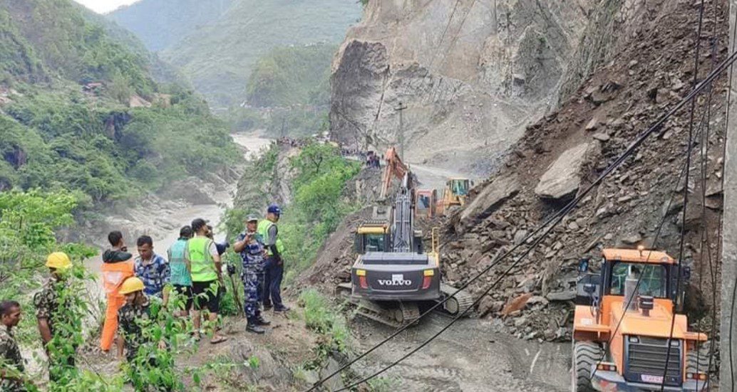 अविरल वर्षाका कारण देशका विभिन्न भागमा सडक अवरुद्ध