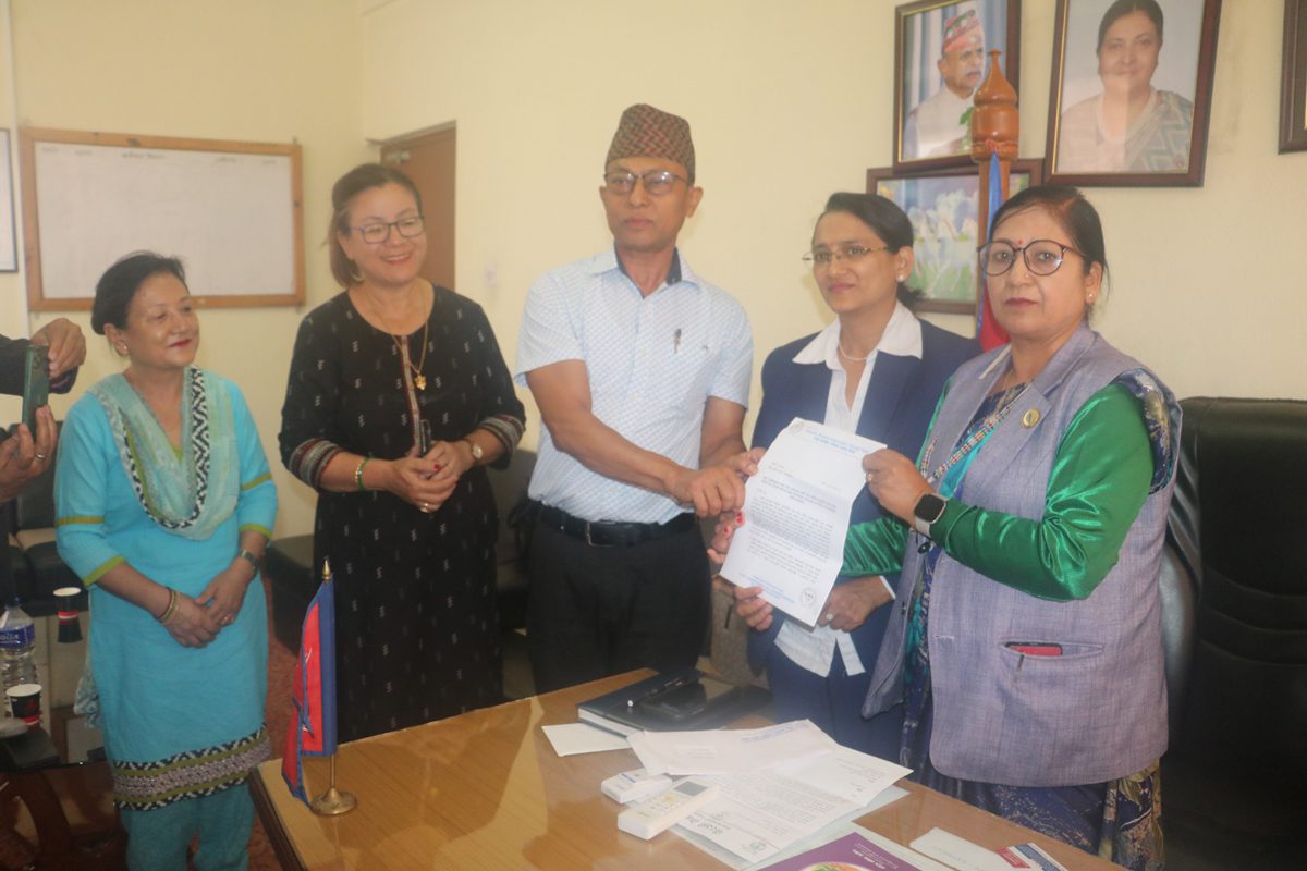 महिला घरेलु कामदार जान लगाएको प्रतिबन्ध फुकुवा गर्न राष्ट्रिय महिला आयोगको ध्यानाकार्षण