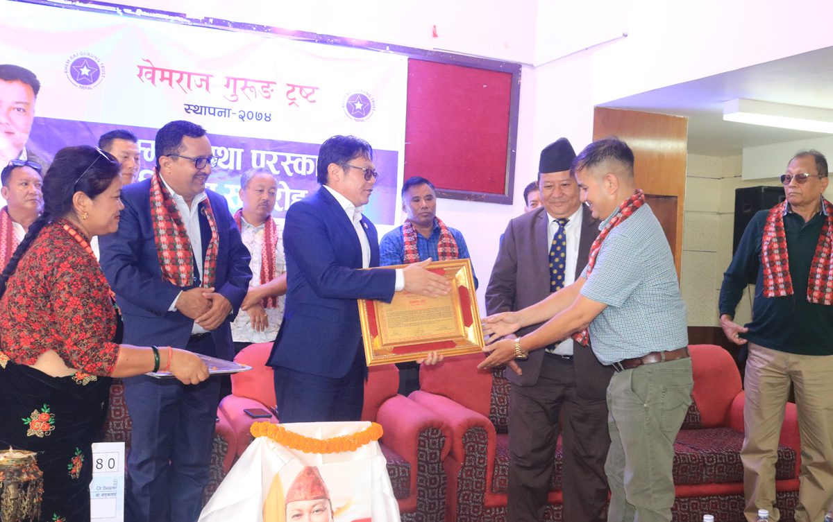 खेमराज गुरुङ स्रष्टा सम्मानद्धारा भजन शिरोमणी भक्तराज आचार्य सम्मानित
