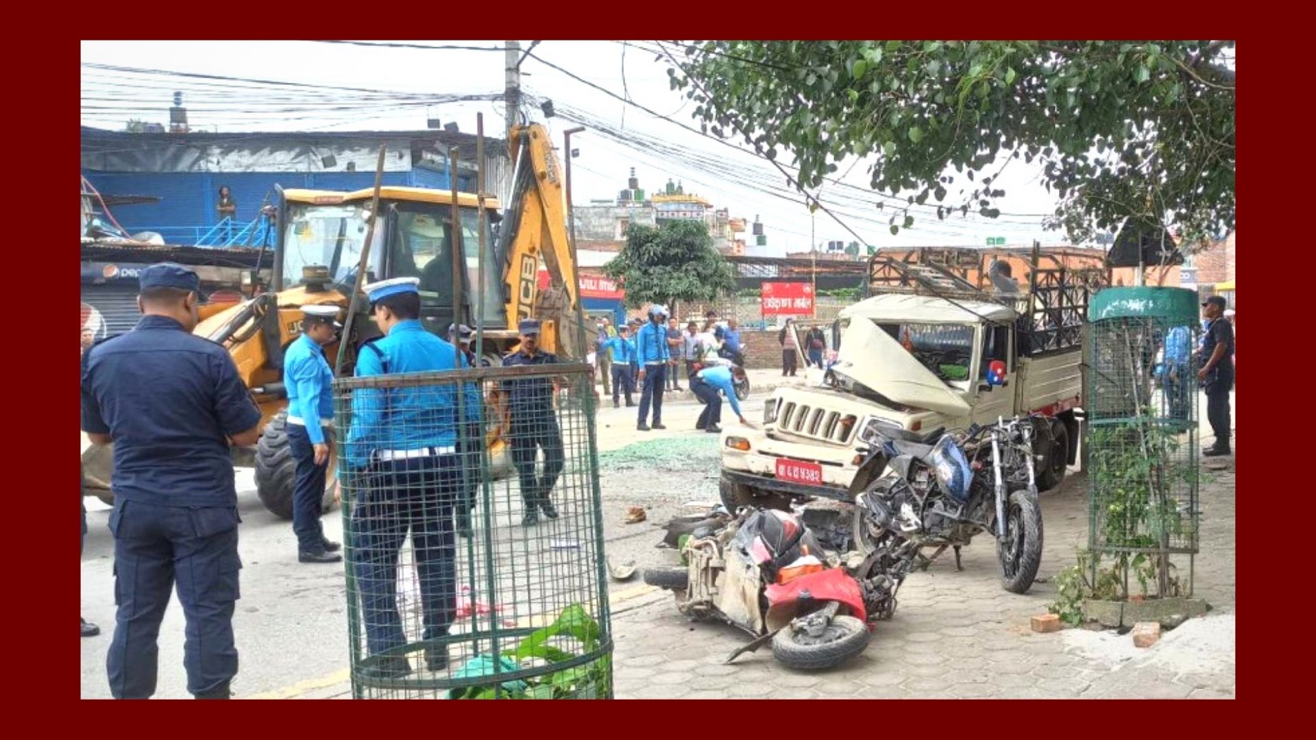 पेप्सीकोलामा गुडिरहेको बसले स्कुटर,बाइक र जिपमा ठक्कर दिदा १० जना घाइते