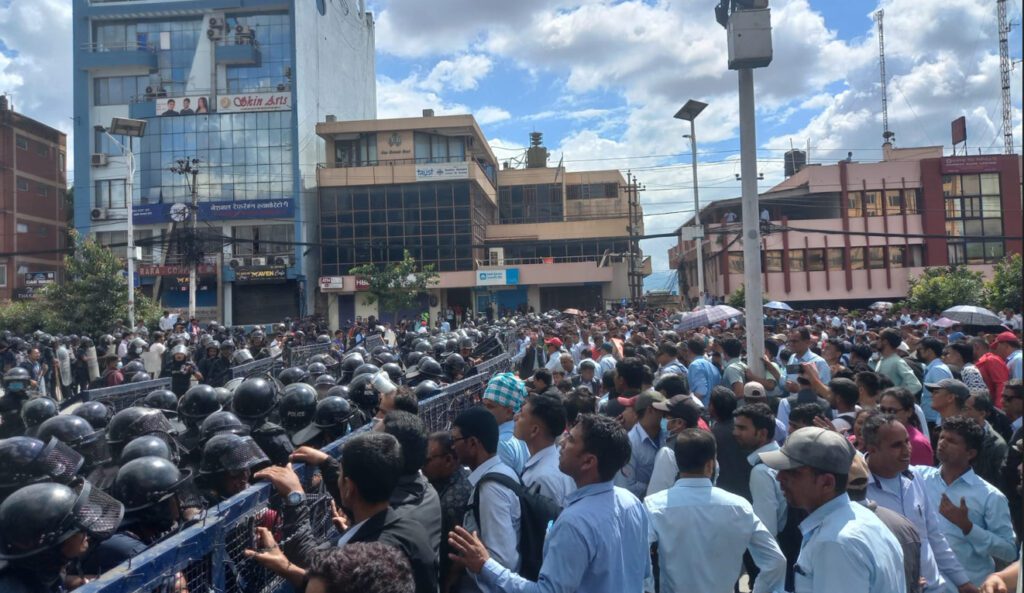 आन्दोलनरत शिक्षक संगठन र सरकारबीच आज पनि वार्ता हुँदै