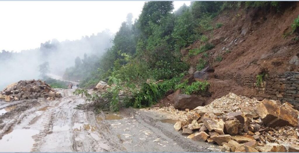 पहिरोको कारण जयपृथ्वी राजमार्ग अवरूद्ध