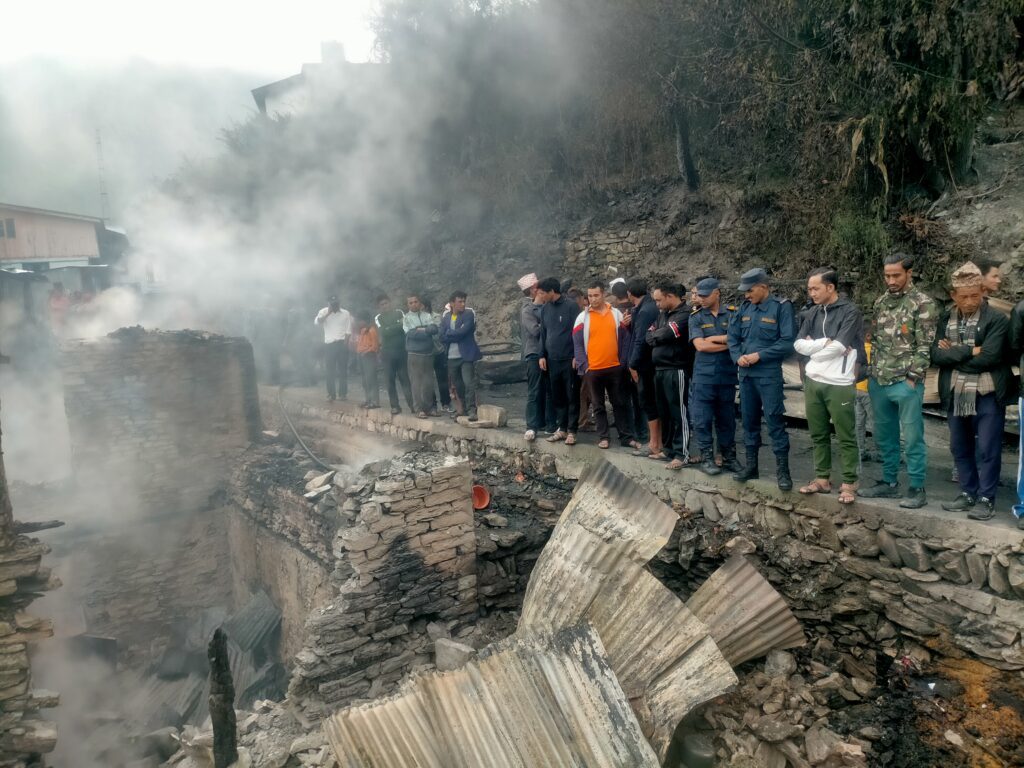 मुगुमा आगलागी आठ घर जलेर नष्ट