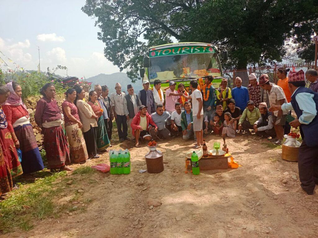 गाउँमा बस पुगेपछि स्थानीयमा खुसीयाली, पूजा गरेर स्वागत