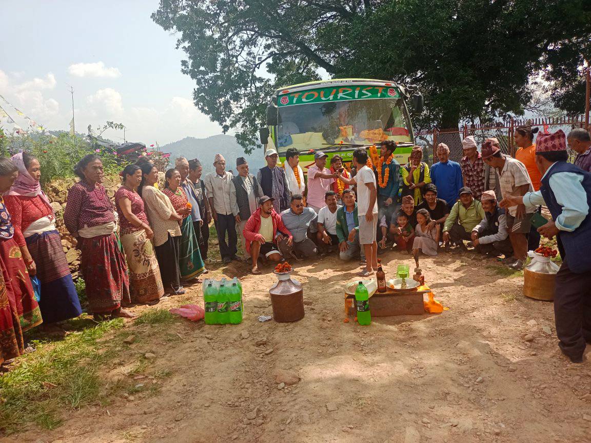 गाउँमा बस पुगेपछि स्थानीयमा खुसीयाली, पूजा गरेर स्वागत