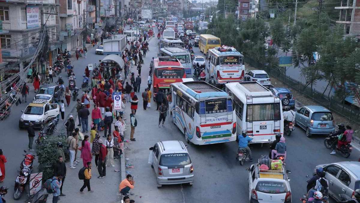 दसैँ मनाएर उपत्यका फर्कनेको भीड बढ्न थाल्यो