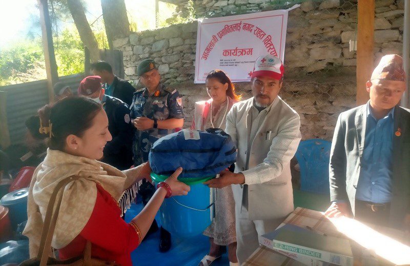 अग्नी पिडीतले पाए नगद र स्वास्थ्य सामाग्री