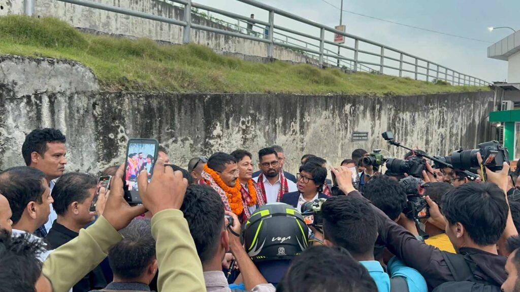 एनआरएनए निर्वाचन : ४० देशको समर्थन बोकेर काठमाडौं आइपुगे आरके शर्मा, विमानस्थलमा भव्य स्वागत