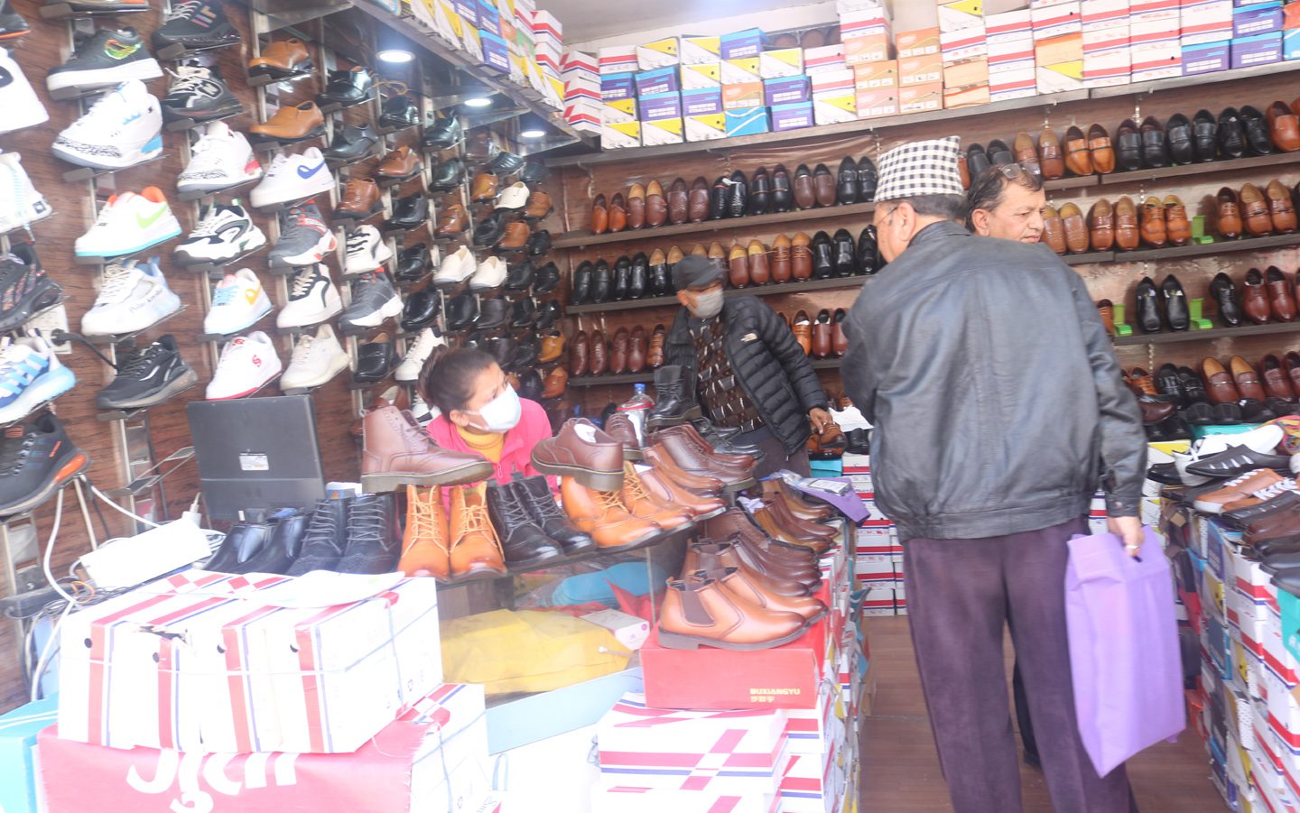 दशैं तिहारलाई लक्षित गर्दै पद्मोदय मोडमा सुरु भयो ‘जुत्ता एक्सचेन्ज मेला’