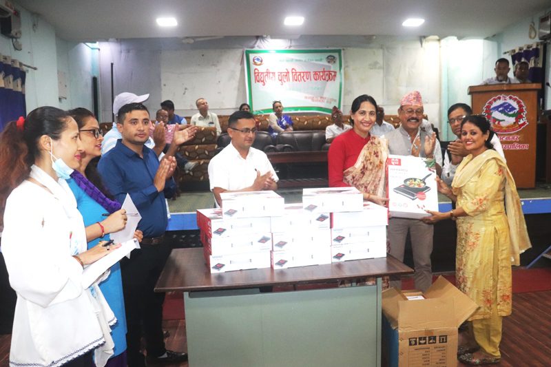 ग्यास खपत कम गर्न महानगरले दियो सेवामूलक संस्थाहरूलाई विद्युतीय चुल्हो
