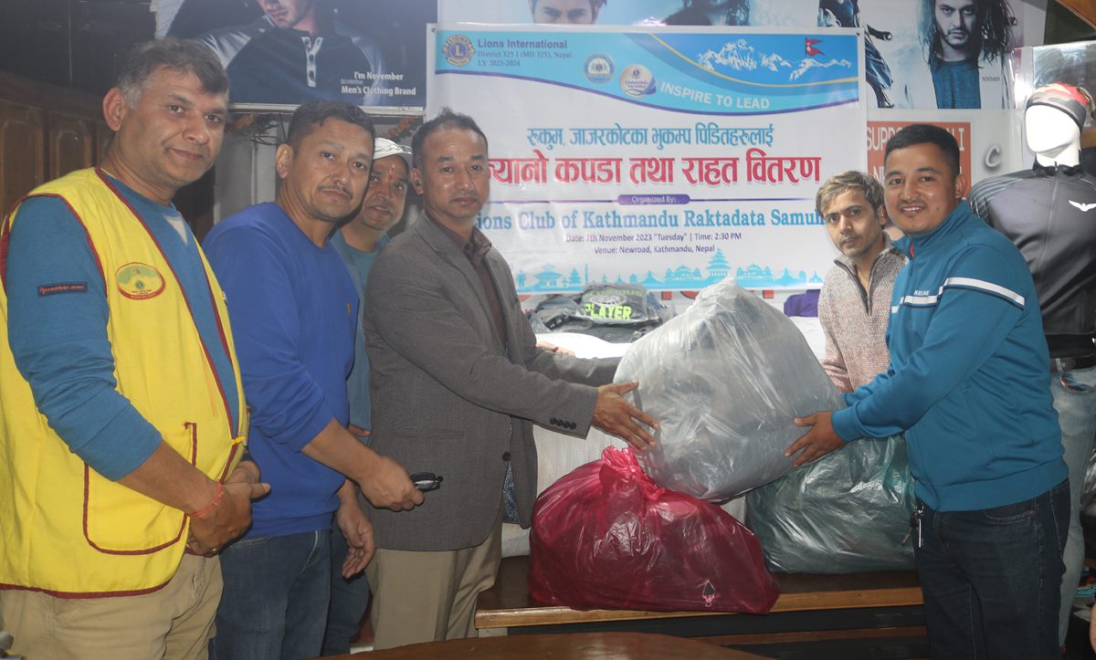 ‘एलसिके’ रक्तदाता समुहद्धारा भुकम्प पिडितलाई राहत सामाग्री वितरण