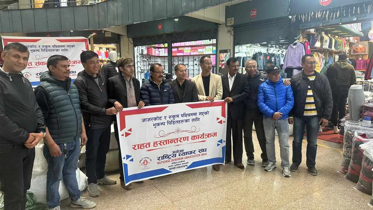 राष्ट्रिय व्यापार संघद्धारा भुकम्प पिडितलाई १० लाख बराबरको न्यानो कपडा वितरण