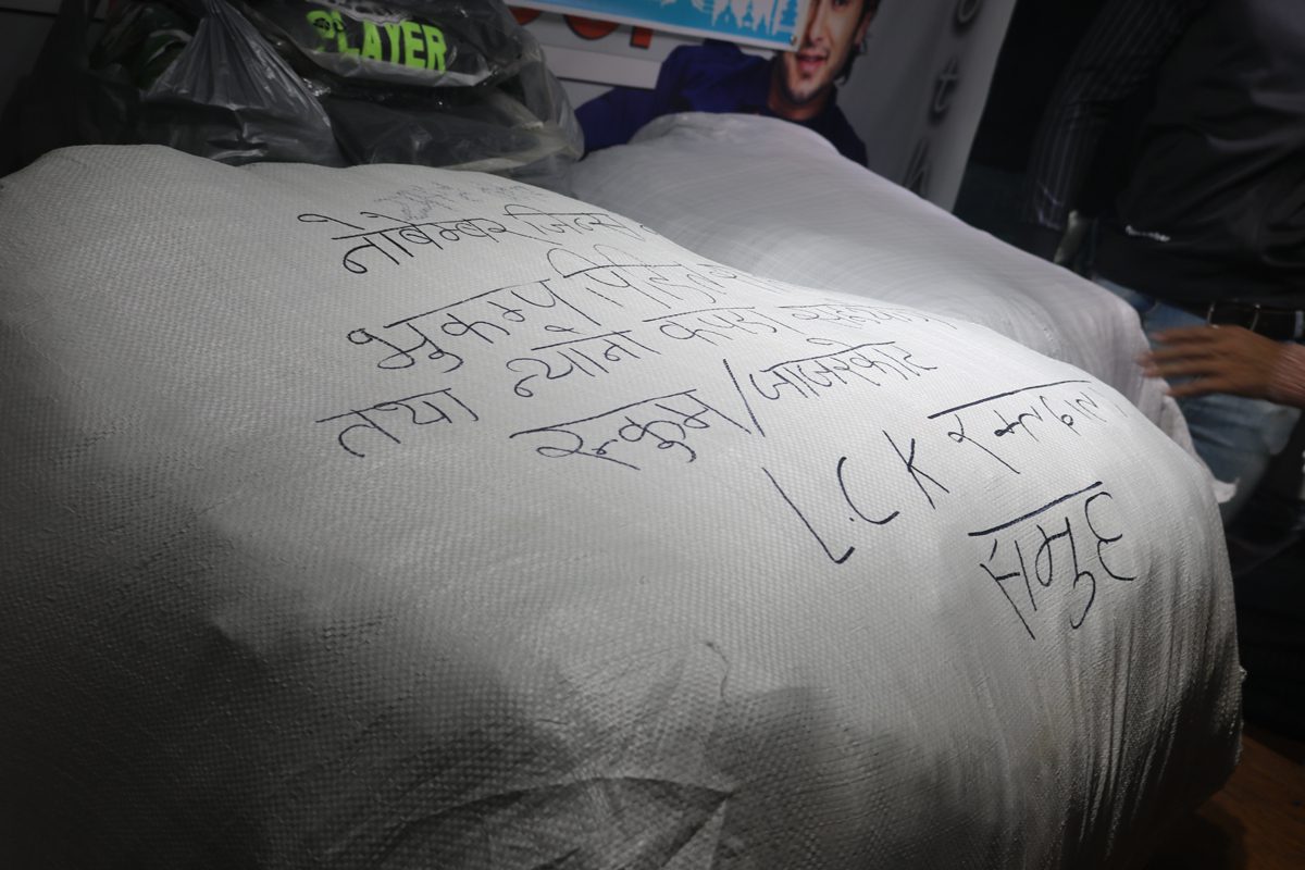 ‘एलसिके’ रक्तदाता समुहद्धारा भुकम्प पिडितलाई राहत सामाग्री वितरण