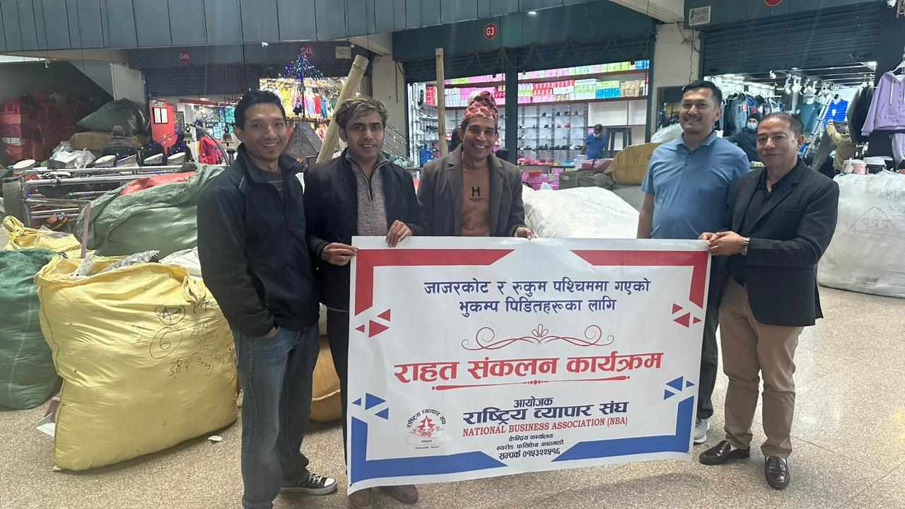 राष्ट्रिय व्यापार संघद्धारा भुकम्प पिडितलाई १० लाख बराबरको न्यानो कपडा वितरण