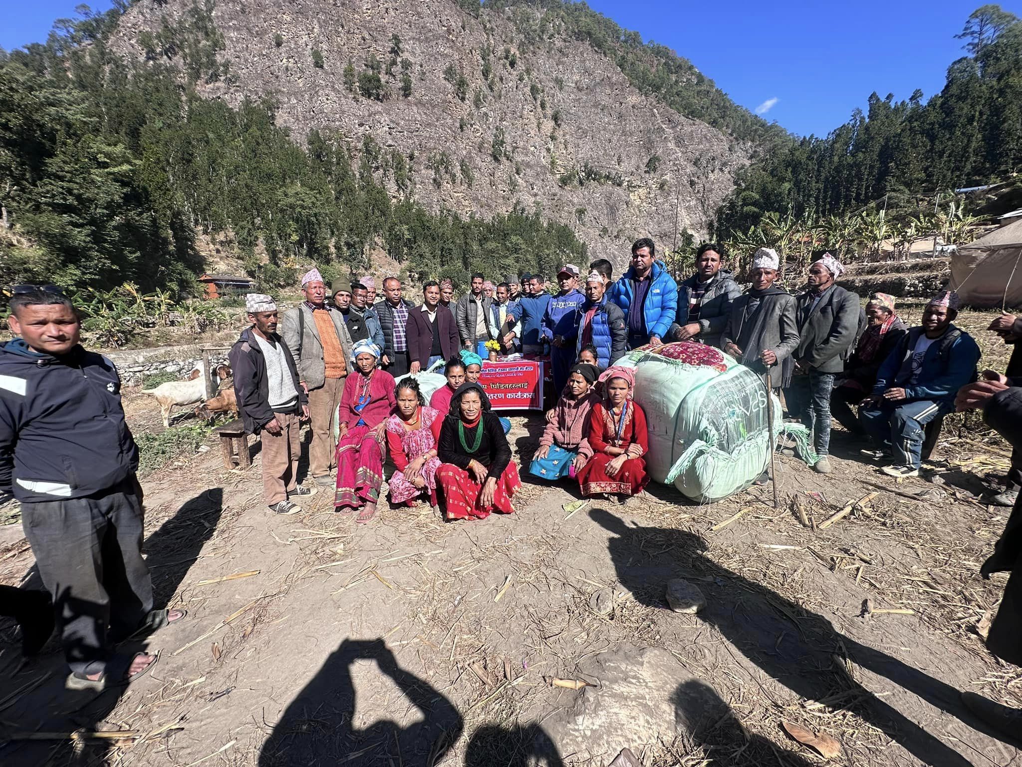 व्यवसायी मञ्चद्धारा भुकम्प पिडितलाई ५ लाख बराबरको राहत सामग्री सहयोग