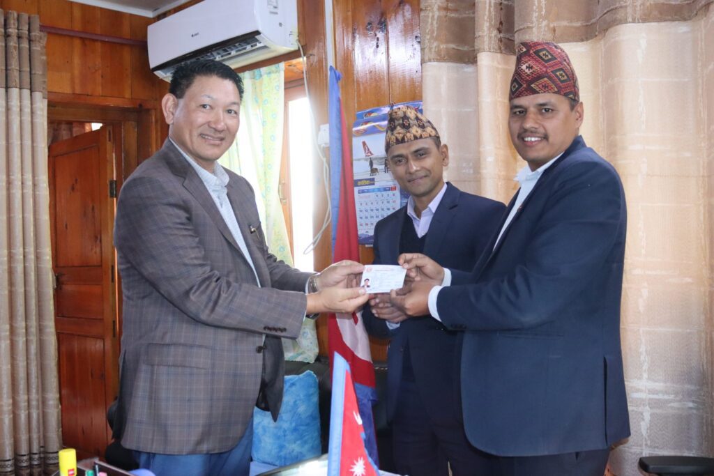 एनआरएनए सल्लाहकार एसी शेर्पाले लिए सोलुखुम्बुबाट पहिलो गैरआवासीय नेपाली नागरिकता