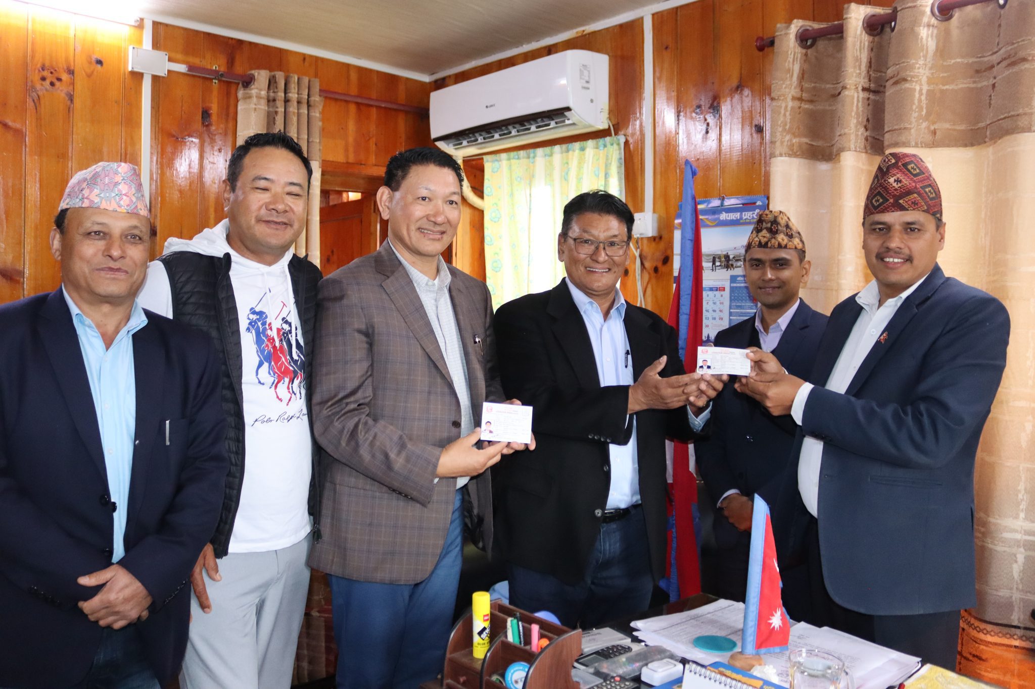 एनआरएनए सल्लाहकार एसी शेर्पाले लिए सोलुखुम्बुबाट पहिलो गैरआवासीय नेपाली नागरिकता