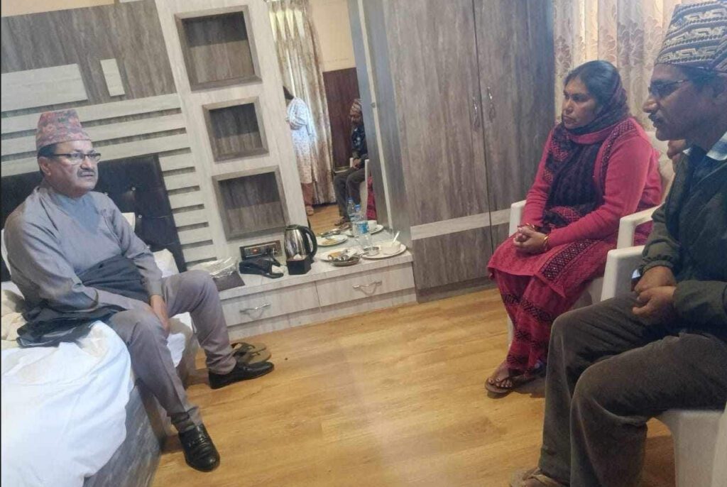 छोराको रिहाइको पहल गर्न विपिनका आमाबुबाले गरे परराष्ट्रमन्त्री साउदलाई आग्रह