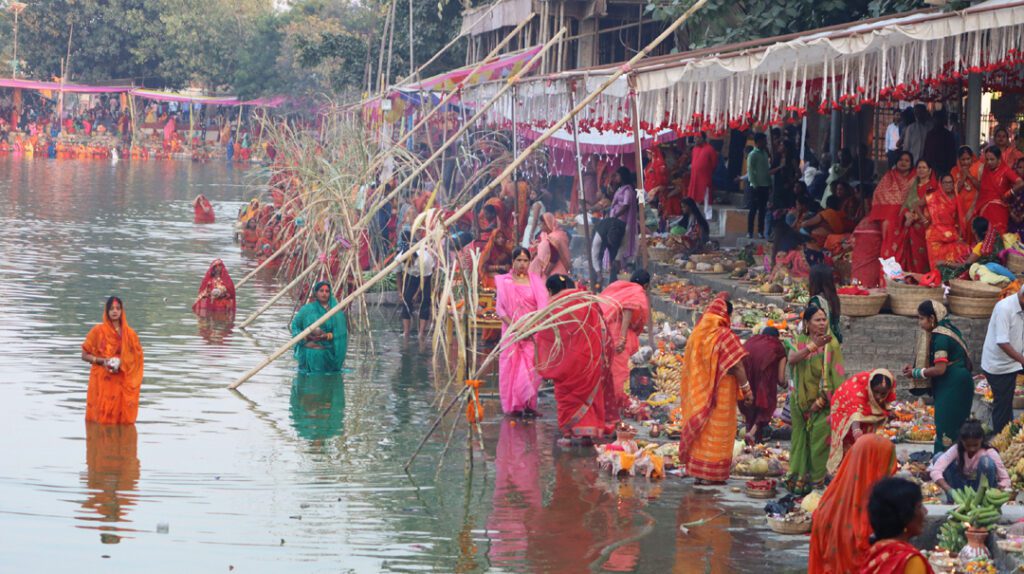 छठ पर्वको रौनक : अस्ताउँदो सूर्यलाई दिइयो अर्घ्य