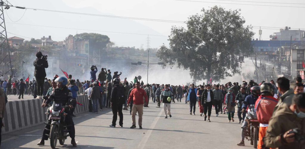बल्खुमा झडप, प्रहरीद्वारा अश्रुग्यास र पानीको फोहोरा प्रहार