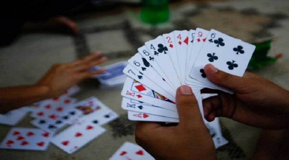 स्वयम्भुमा जुवाको खालबाट पक्राउ परेकाहरु परिवारको रोहवरमा रिहा