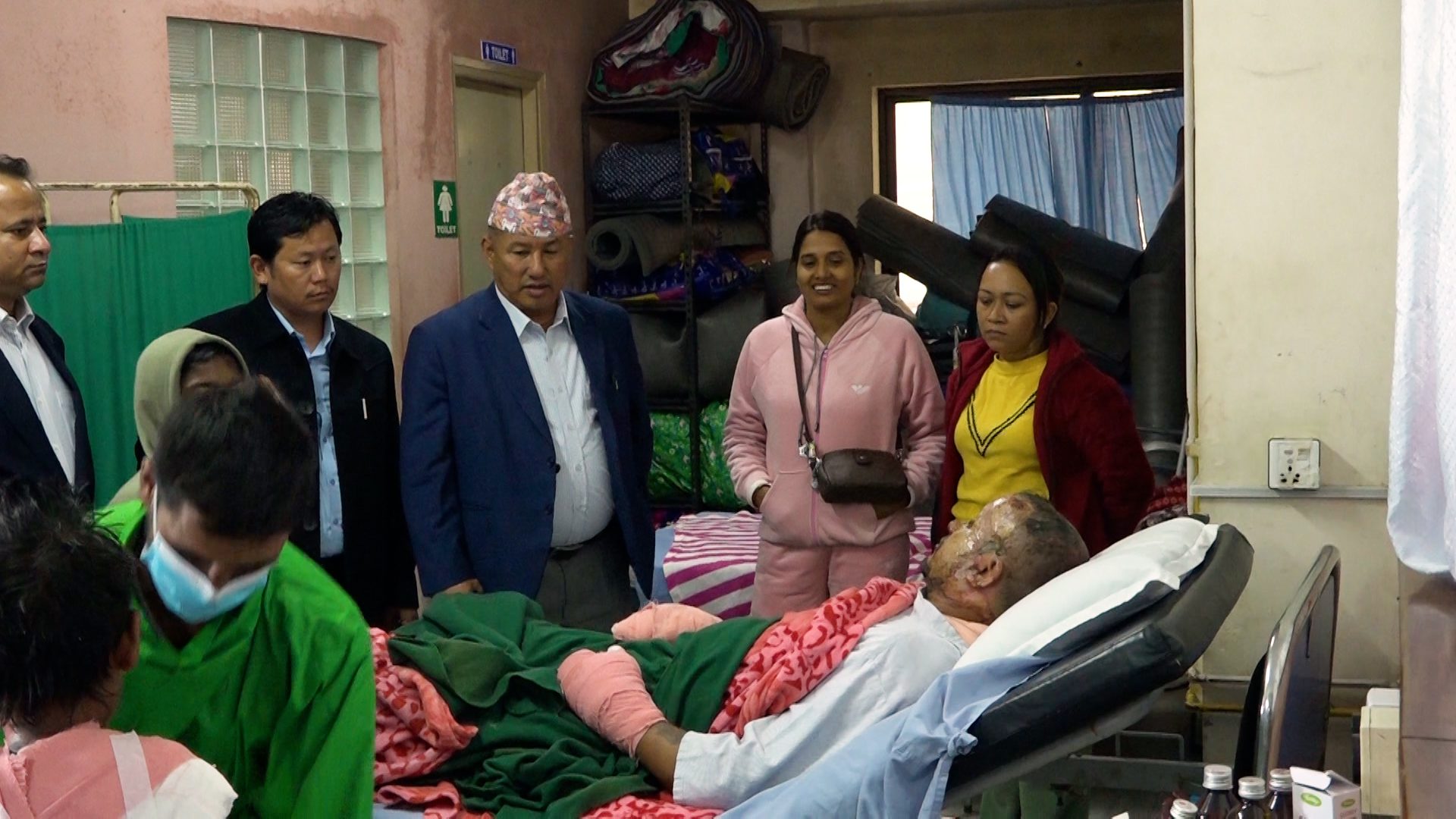 खेलकुदमन्त्री लिम्बुद्वारा उर्लाबारी आगलागी पीडितसंग भेटघाट : सरकारले घाइतेको उपचारमा आवश्यक सहयोग गर्ने