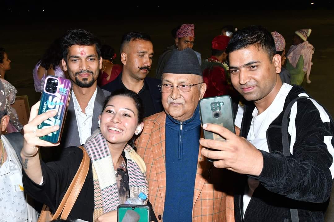 एमाले अध्यक्ष ओली धनगढीमा, आज बैतडी जाने