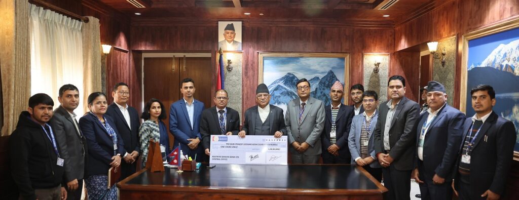 राष्ट्रिय वाणिज्य बैंकद्धारा भूकम्प पीडितको सहायतालागि एक करोड रुपैंया आर्थिक सहयोग प्रदान